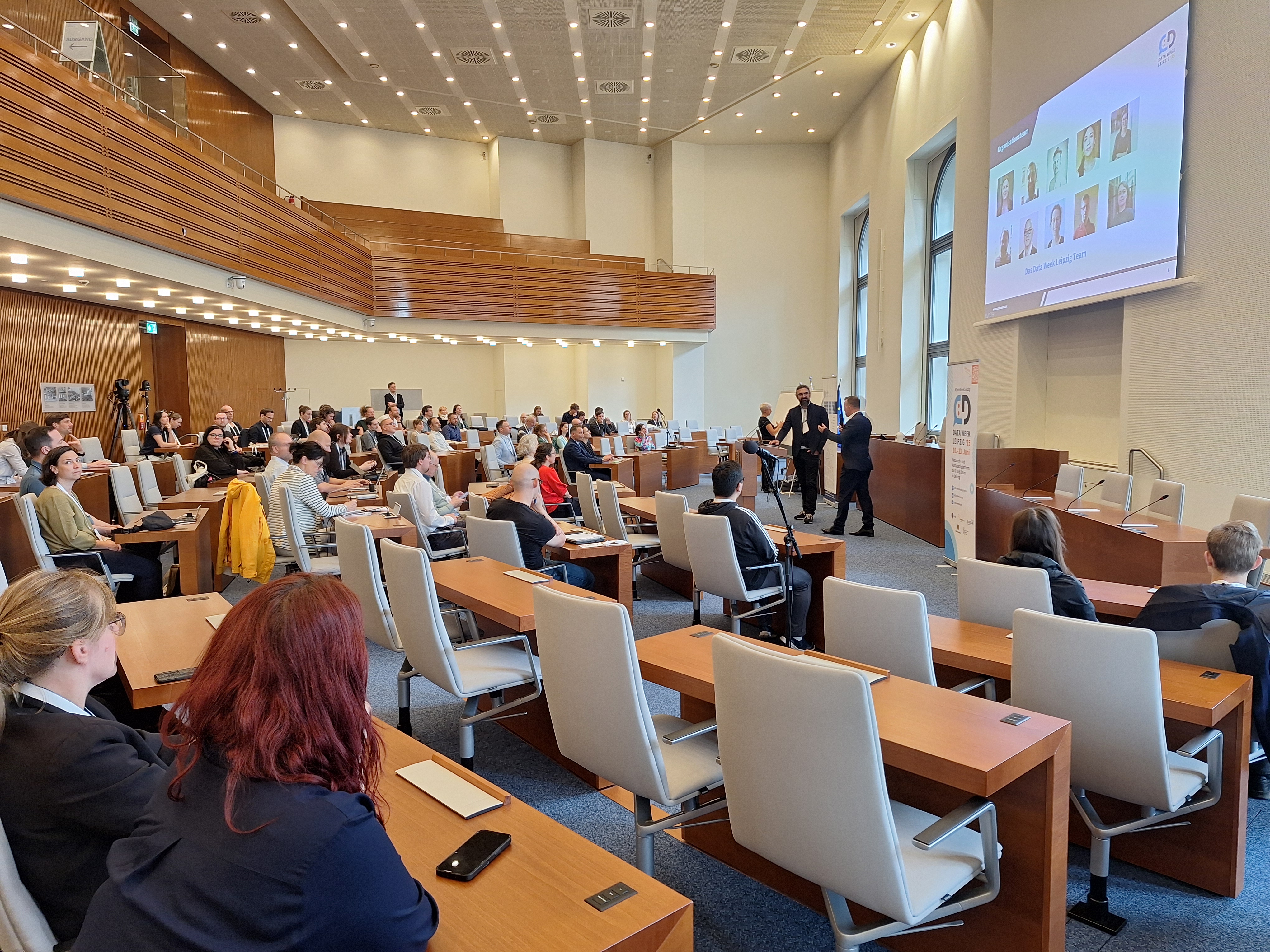 Bild während der Eröffnung der Dataweek vor dem Publikum im Sitzungssaal